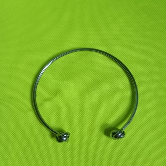 Silvertone wire knot cuff bracelet - Picture 3 of 4